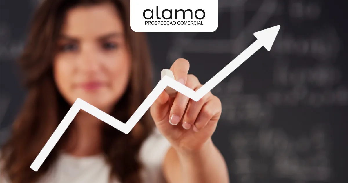 Pessoa desenhando um gráfico de crescimento ascendente, representando aumento de resultados em prospecção comercial, com logotipo da Alamo ao fundo.