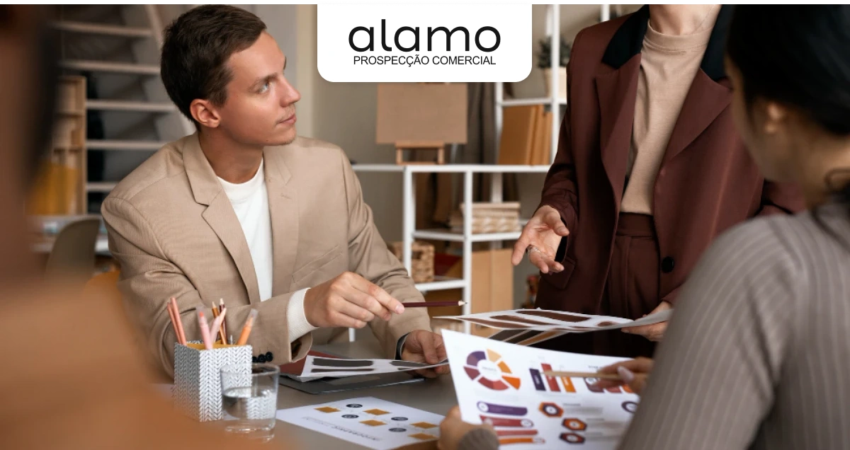 Ilustração representando o processo de prospecção comercial, com funil de vendas, leads entrando na etapa inicial e equipe analisando oportunidades de negócio.